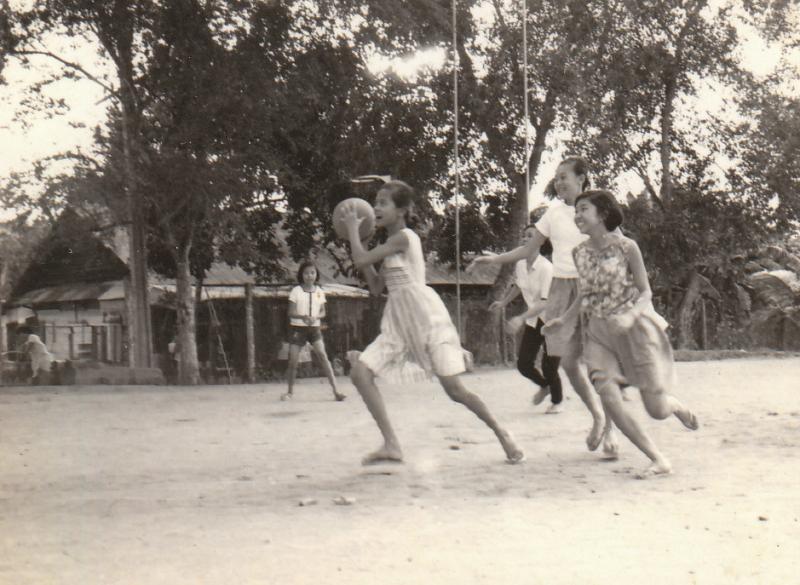 公立华光学校的学生在篮球场打球。(受访者刘女士提供)