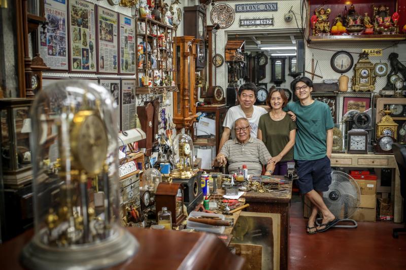 26岁的林吉祥继承祖业，在待修的古钟表里成长，简单的日子有亲情的温润，虽知时代的秒针催逼，感知祖辈分秒不计的辛劳，守业，成了他必修的功课。