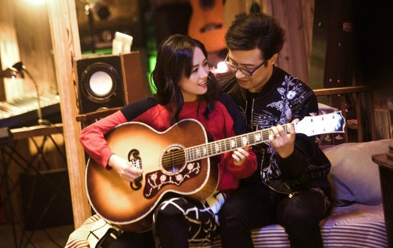 章子怡(左)沦为“综艺咖”,与汪峰在真人秀《妻子的浪漫旅行》中晒恩爱。