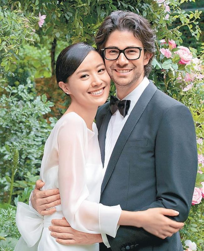 37岁的陈法拉5月在法国二度结婚,嫁给拍拖三年的法籍男友Emmanuel Straschnov。