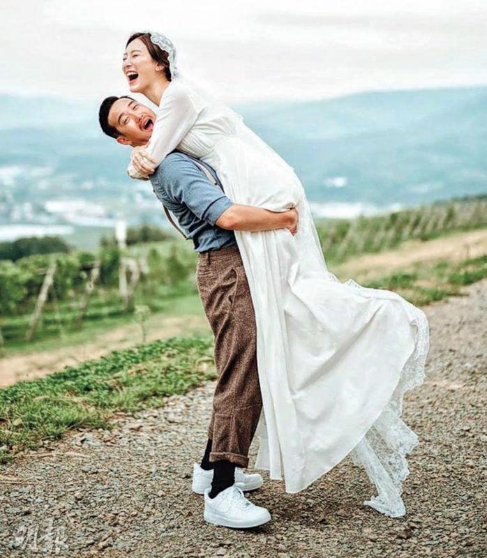 曾志伟的儿子曾国祥与王敏奕9月在日本北海道举行了非常梦幻的森林婚礼。