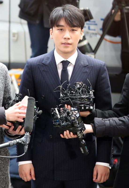 经历系列负面新闻的Bigbang成员胜利,3月在个人社交平台发文宣布退出娱乐圈。