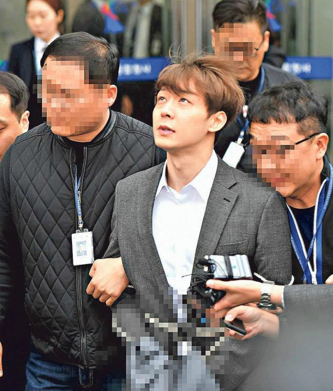 朴有天4月接受拘留前审讯,审查结束后双手戴着手铐走出来,离开时抬头无奈望天。