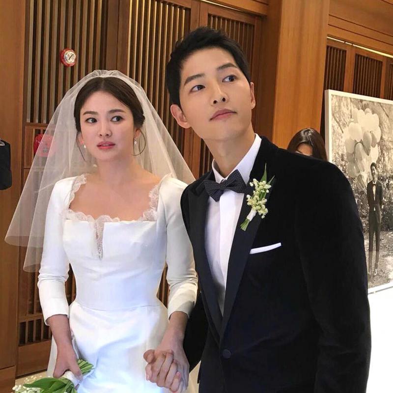 韩星宋慧乔和宋仲基6月底闪电宣布离婚,结束1年多的婚姻。