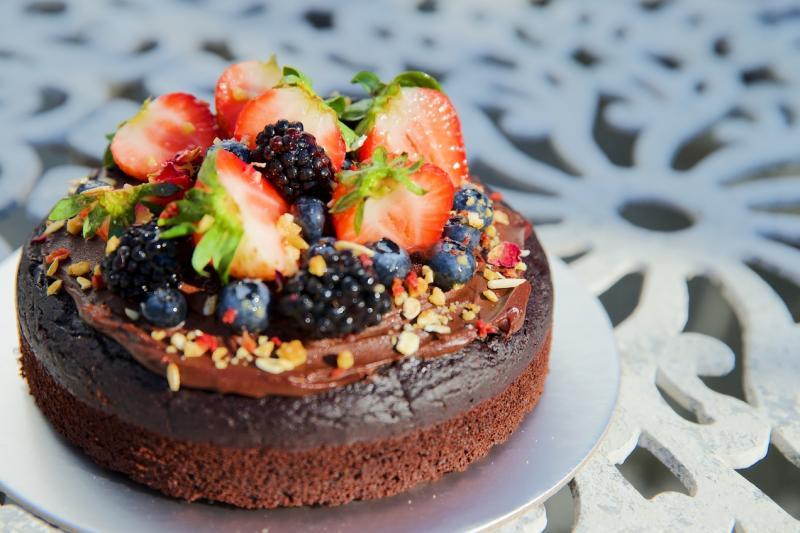 两姐妹烘焙的巧克力素食蛋糕。（赵启东摄）