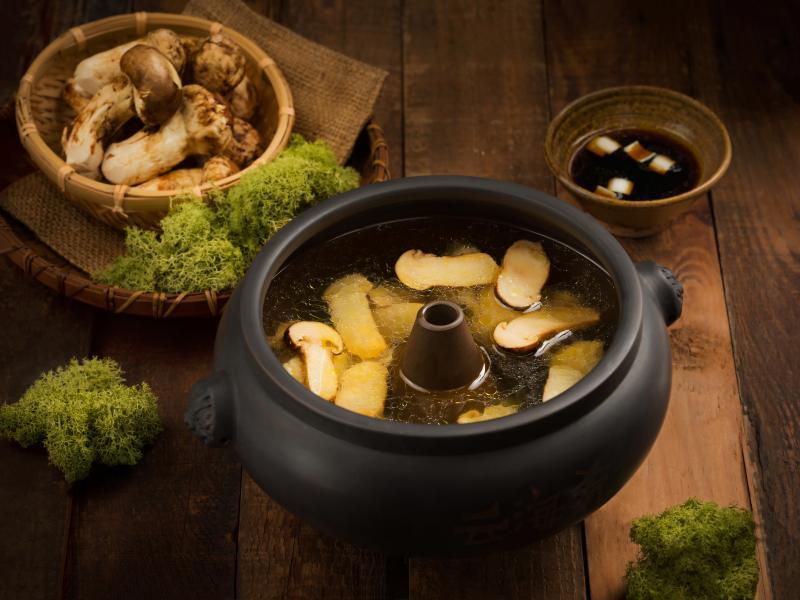 云南高原特色佳肴松茸汽锅鸡。(云海肴)