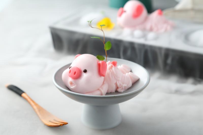 “得意小猪”甜品,吸引眼球。(唐宫小聚)