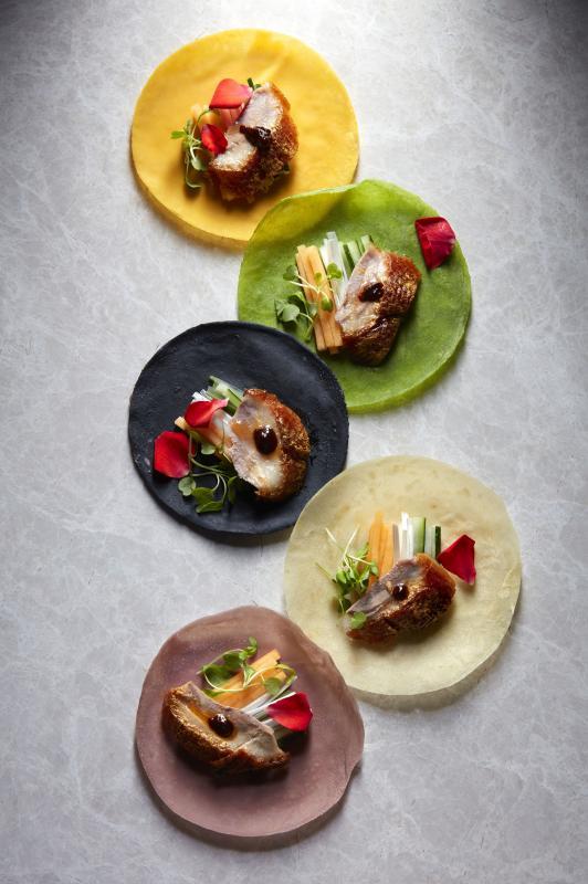 梁子庚师傅以精致化手法演绎适合本地人口味的中国地方菜。(新加坡莱佛士酒店)