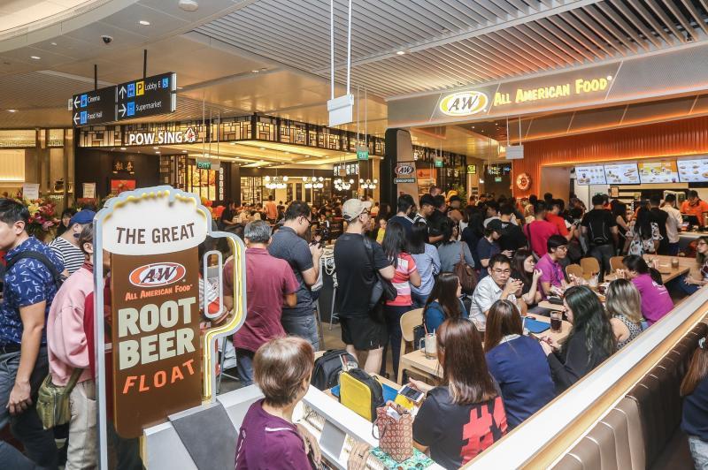 重返本地市场的A&W开业后吸引大批人潮。(档案照)