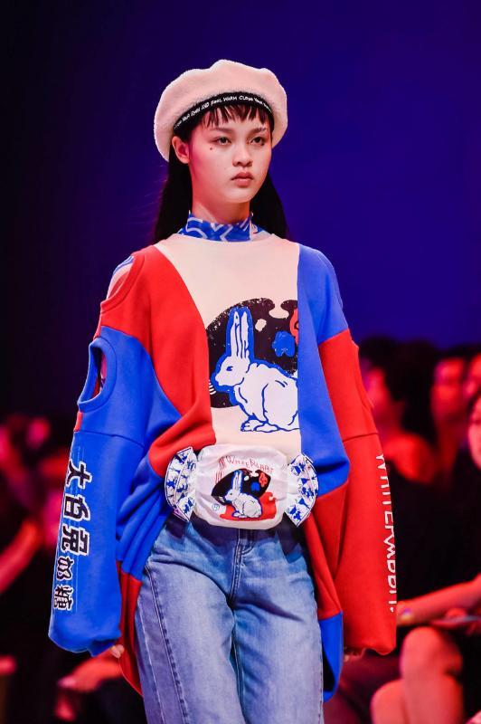 人们熟悉的糖果品牌大白兔奶糖和中国时尚品牌乐町推出联名服饰系列。(互联网照片)