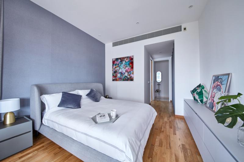 主卧室采用灰色为装饰主色，延续客厅风格。