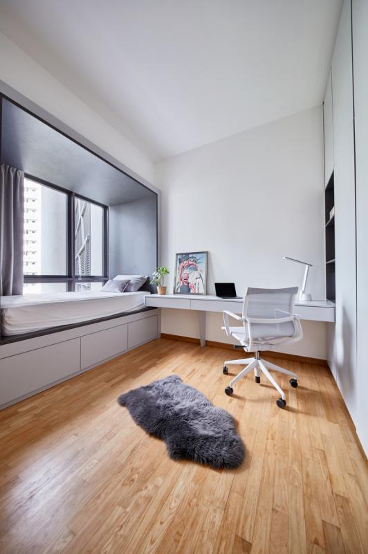 客房睡床是延长窗台打造而成，尽用空间。