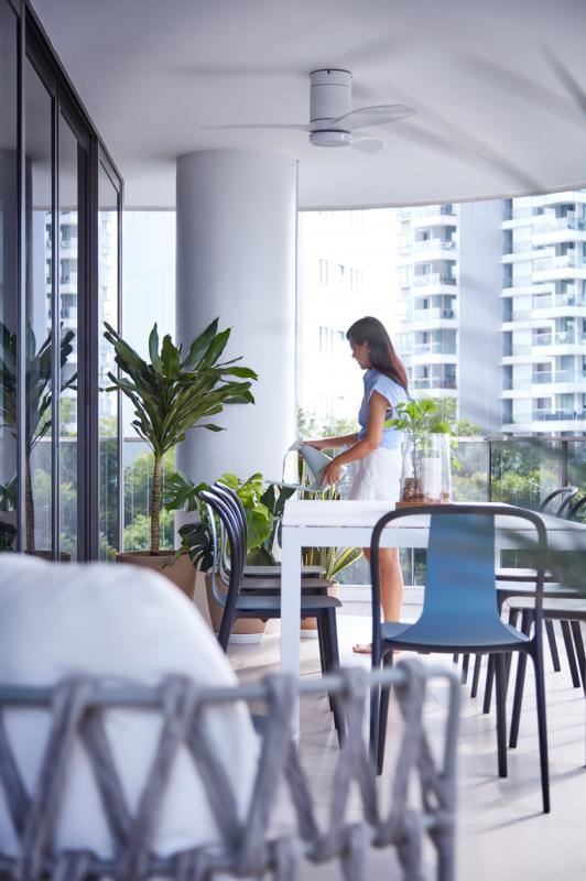 女主人喜欢在阳台上宴客，平日也细心照料这里的植物。