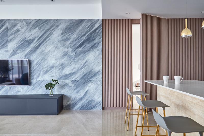 芝麻开门！美丽的壁板后藏着两扇门，一扇通往主卧室，一扇通往共用卫浴室。