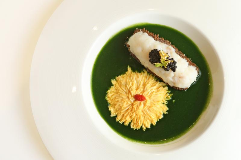 养生绿液辽参,还有一块“豆腐花”,展现精致刀法。