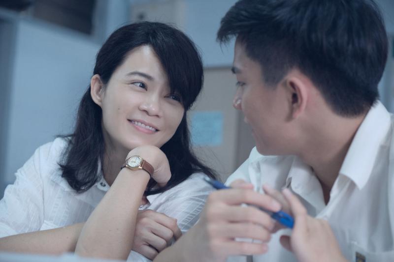 杨雁雁（左）与许家乐自《爸妈不在家》后二度合作，在《热带雨》里扮演师生。（档案照）