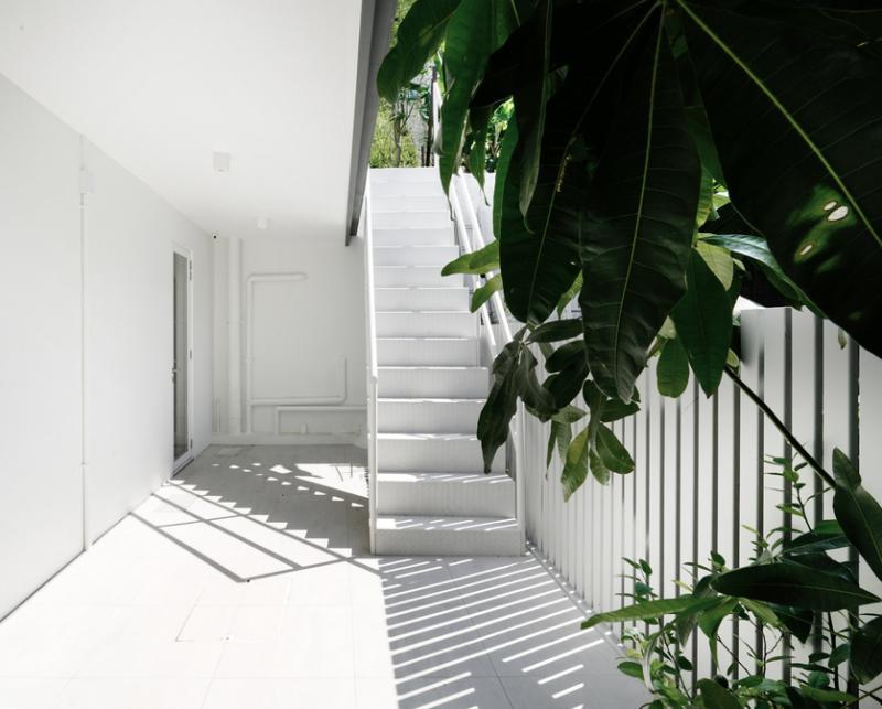 通向清幽后花园的角落平台。