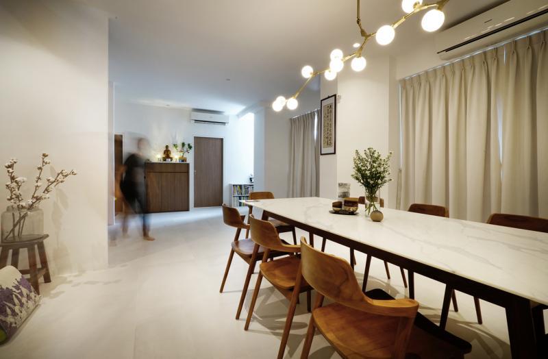 色调温和、视觉大气的饭厅。