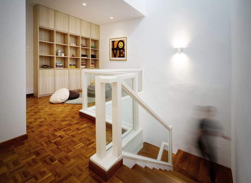 楼梯和二楼地板保留了深褐色调。