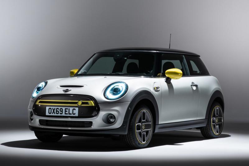 纯电动迷你的造型依然是典型的迷你，多处“插头”式样的标志突出了新车新能源的身份。