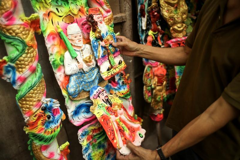 最后在大香中间摆上顾客要的神明造型，如拿督公、大伯公和财神爷。