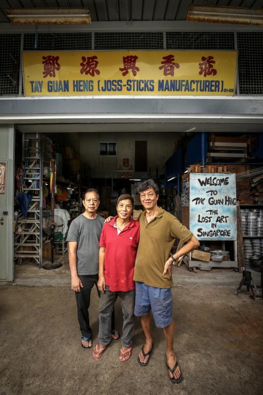 三兄弟守着郑源兴香庄，继承祖父辈的手艺。