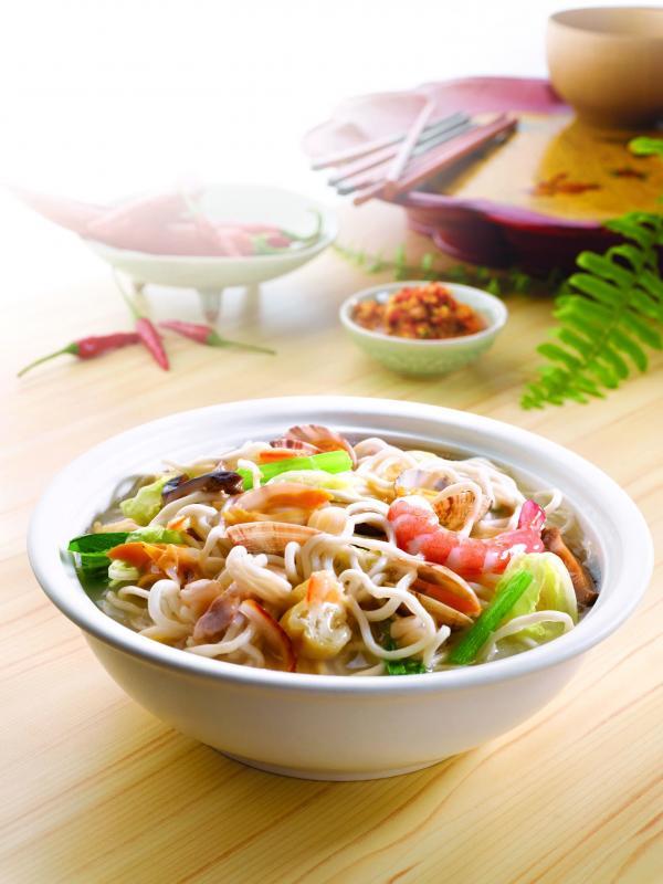 “福建三宝”之一： 福建海鲜卤面。