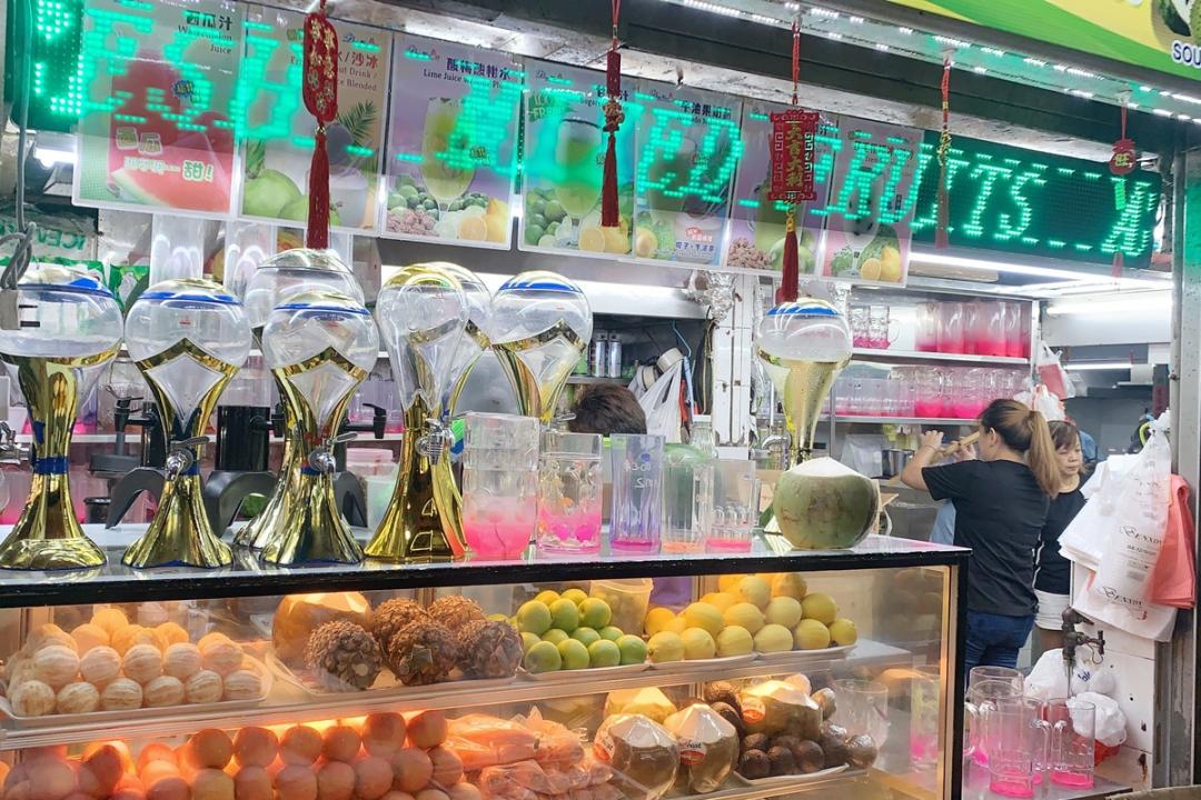 忠忠熟食中心饮料摊纷纷推出甘蔗水塔,竞相“比高”成特色。(取自网络)