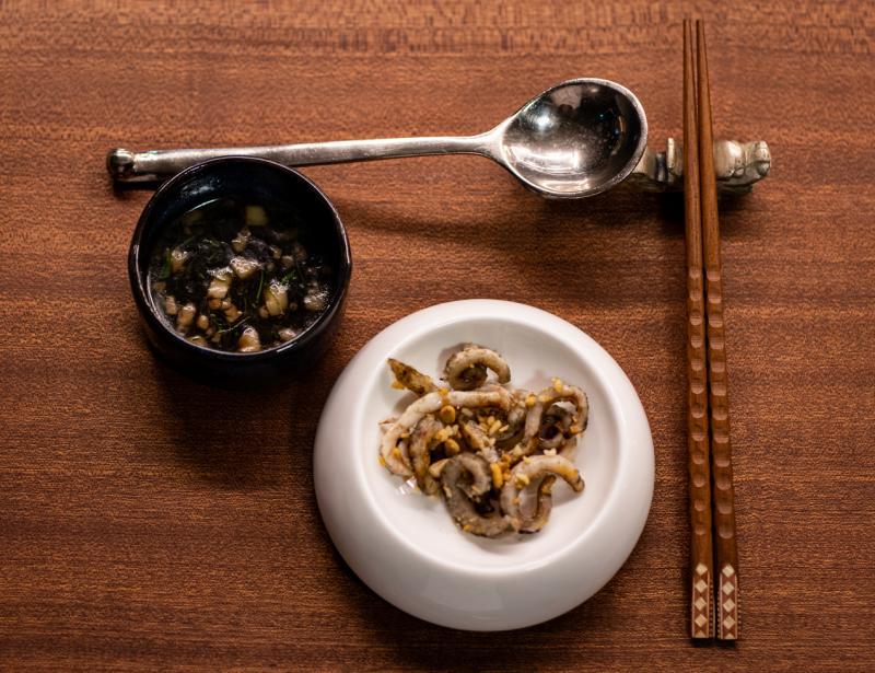 墨鱼拉格曼口感爽滑、微辣。