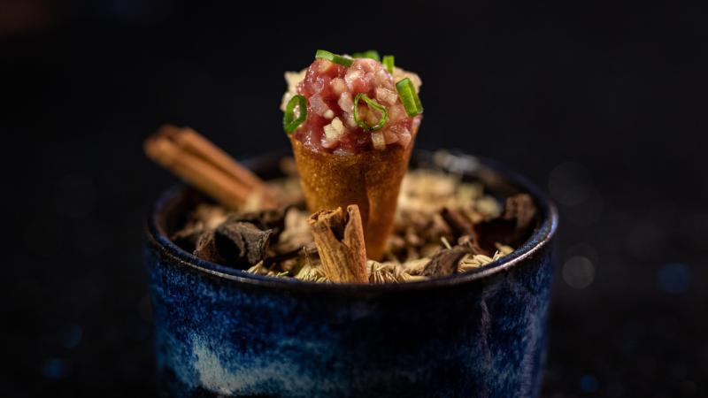 满载羊肉鞑靼的Lamb Samsa Cones。