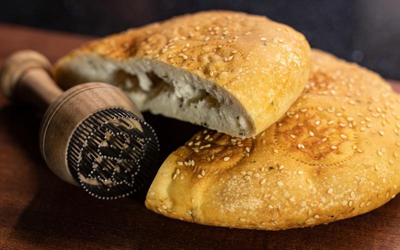 餐馆自制的招牌烤馕外脆内软。