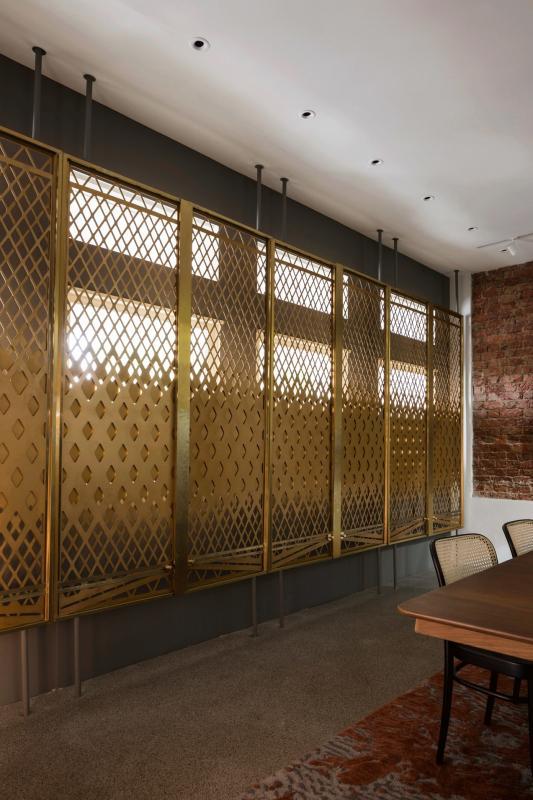 设计师传神地将这个家取名为“光圈屋”，因为前屋调控透光洞孔，为屋主带来隐私的过程就像一位摄影师调动相机的光圈来控制镜头孔径一样。