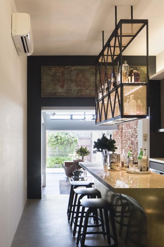 男屋主爱在家招待朋友，所以把酒吧和厨房结合。