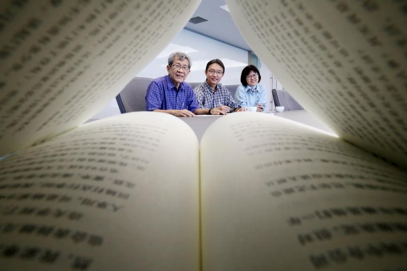 2019年早报书选评审(左起)林康、陈志锐、流苏。