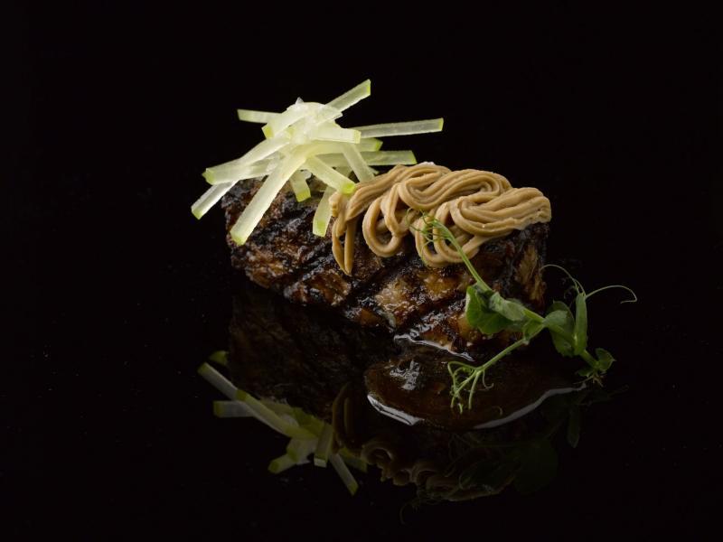 牛肋骨配搭粟子泥,加上苹果丝和黑松露酱汁,充分体现混搭料理之美。(受访者提供)