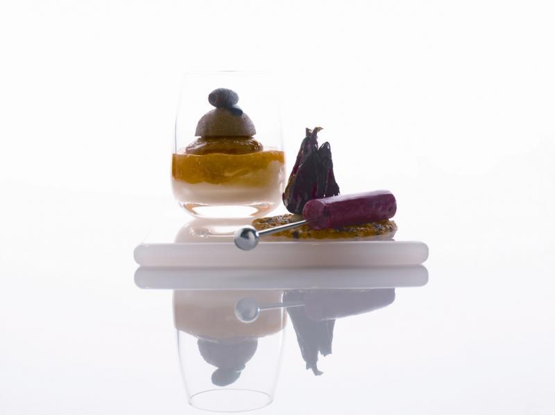 巧克力甜品配搭洛神花冰条,让味蕾在酸甜之间反复回味。(受访者提供)