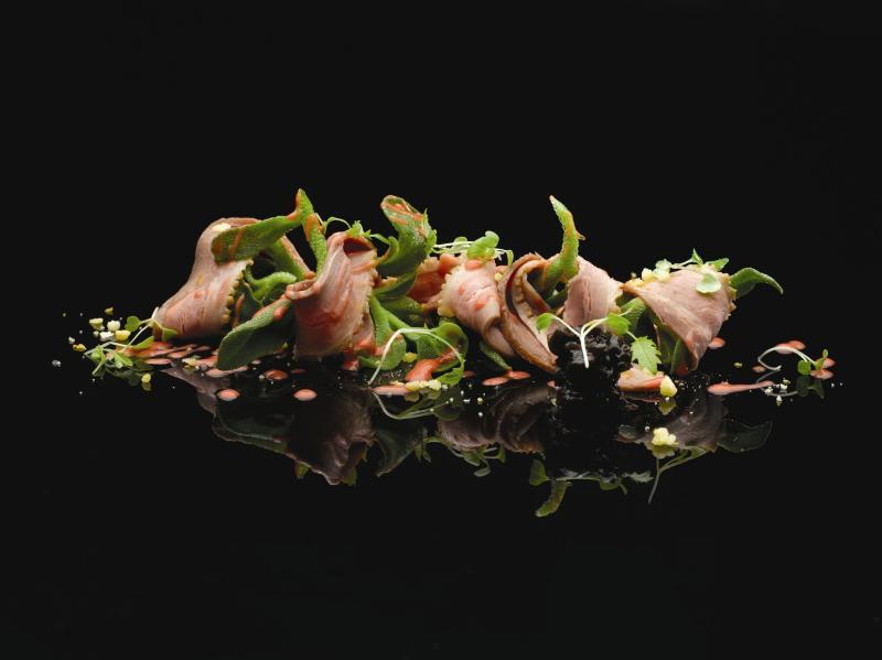 烤鸭胸片和冰菜(一种叶面上好像有水晶的菜)交织在一起,撒上咸味橙粒和淋些覆盆子香醋酱,为视觉和味觉带来撞击的火花。(受访者提供)