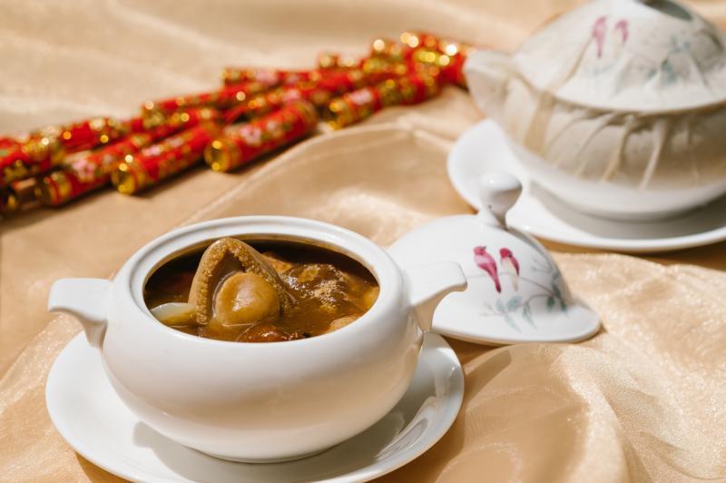 富丽敦酒店玉楼今年推出包罗万象浓炖一品盅。