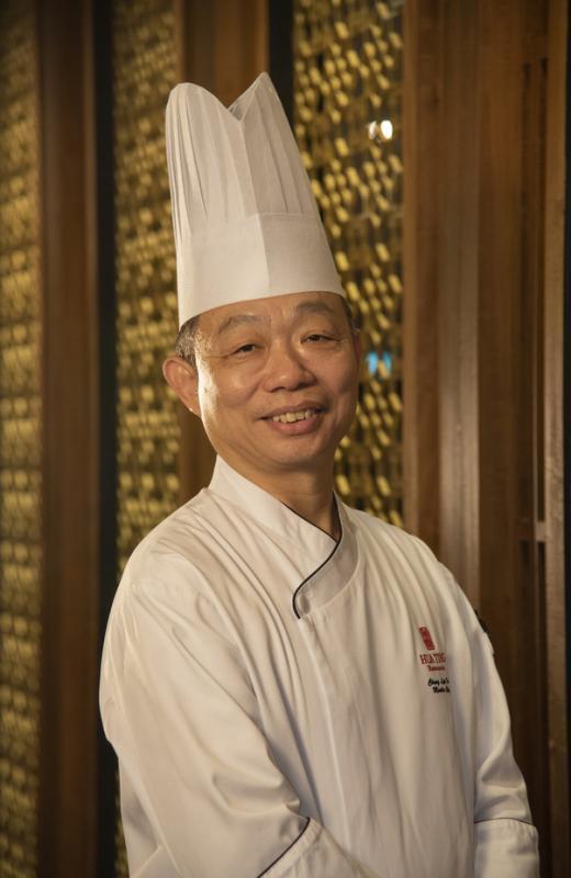 钟立辉师傅认为,盆菜越来越受到国人的喜爱。(唐家鸿摄)