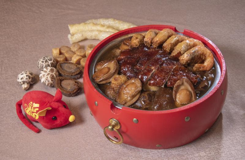 华厅推出的围村家乡盆菜采取传统制作法,红色圆木盆洋溢着新春气息。(唐家鸿摄)