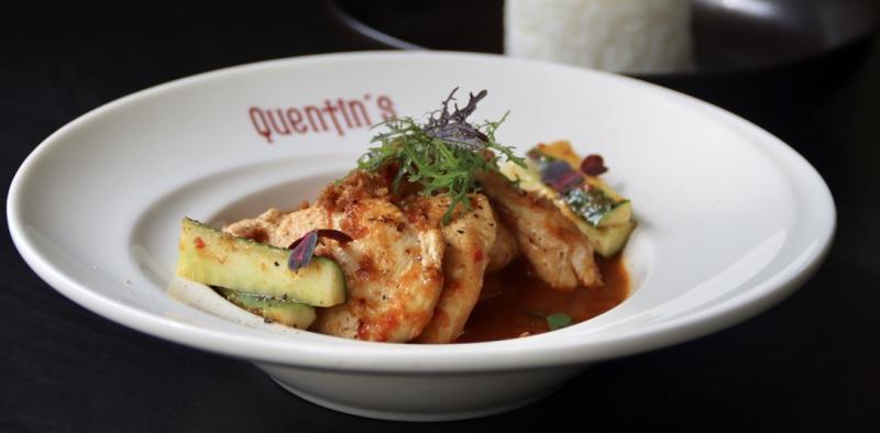 Quentin's的魔鬼咖喱“Curry Debal”是把鸡肉混合醋、辣椒和各种辛辣香料混合煮成,没有加咖喱粉。