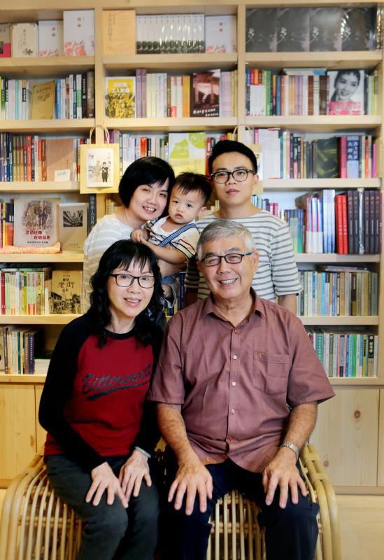 陈婉菁与丈夫甘珂铨，儿子甘世诚及父母合照。