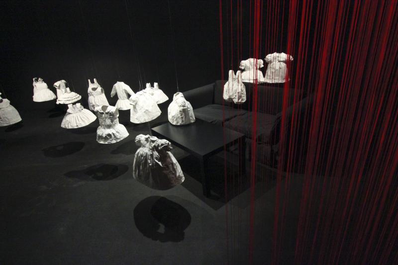 王良吟装置艺术《失踪》探讨中国一胎化政策下女婴的处境。（新加坡美术馆提供）