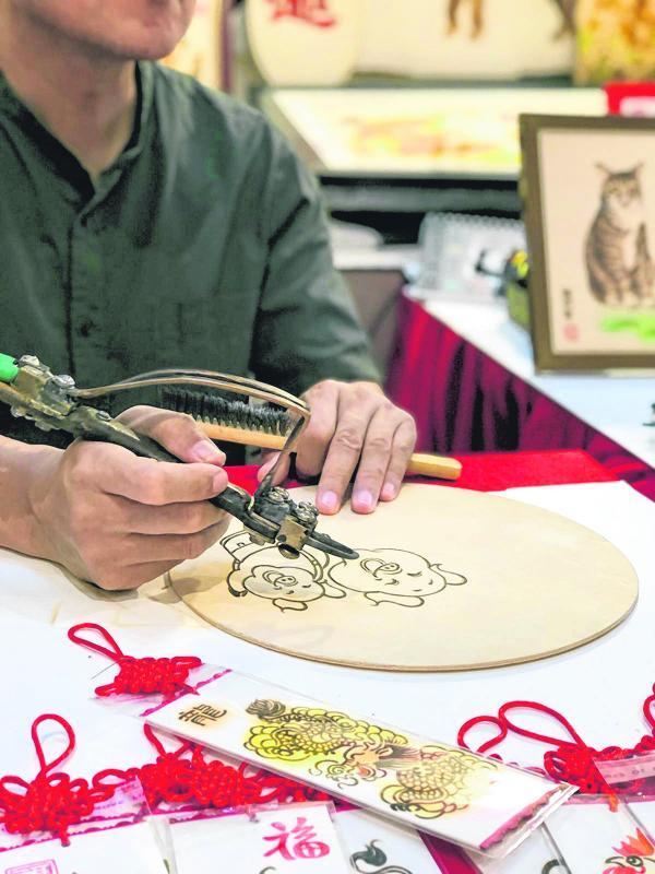 公众可在春城洋溢华夏情文化、艺术、旅游展欣赏中国工艺师的创作。(档案照)