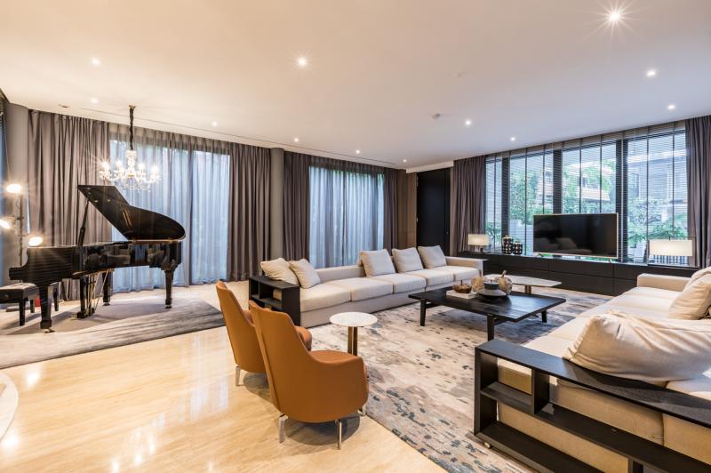 房子中心的“真空”空间成就了开放式客厅的设计。