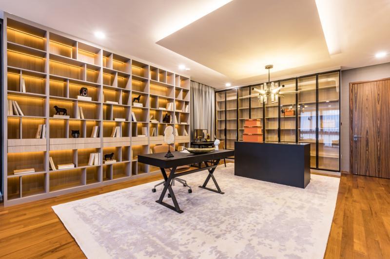 精美的书柜和展示柜为摆设房带来一室书卷气。