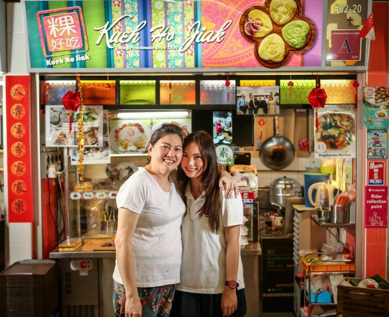 陈佩佩（左）和陈韵好母女积极开拓传统粿品新格局。