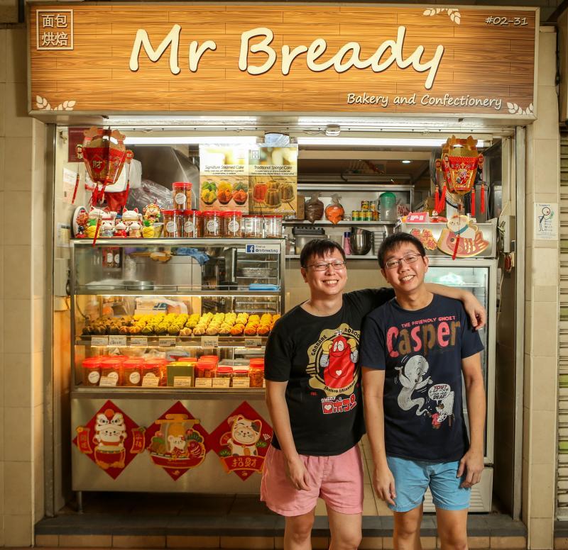 宋耀衔（左）和邢国顺把自己爱吃的食材加入发糕内，为传统糕点创造无限可能。