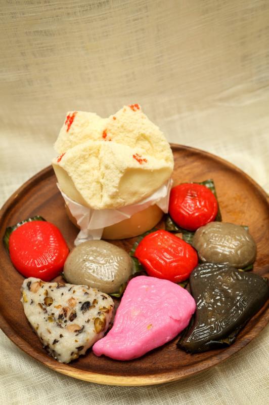 “中峇鲁潮州粿”展现了桃粿的可塑性，延伸为黑豆粿（前排左）和鼠麹粿（前排右）。