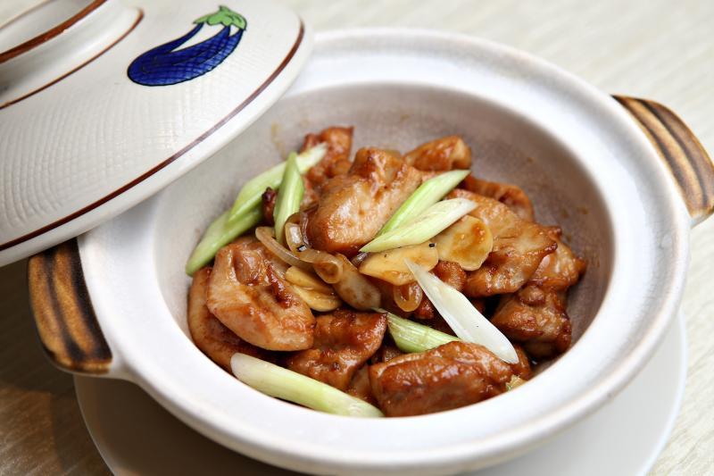 香浓的花雕姜葱滑鸡煲。